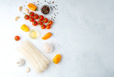 çeşitli yemek malzemeleri erişteler sebzeler baharatlar beyaz arka planda