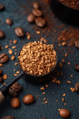 Kahve çekirdeği ve kepçeli kahve taneleri.