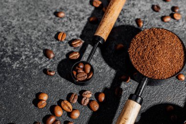 Koyu dokulu kahve çekirdekli kahve kepçesi.