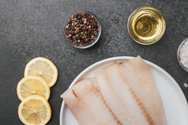 Baharatlı, limonlu ve biberiyeli ham pollock fileto.