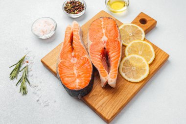 Sebzeli somon filetosu, limon dilimleri ve yemek pişirmek için baharatlar..