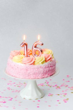Özel bir dönüm noktasını kutlayan mumlu güzel pembe bir pasta.
