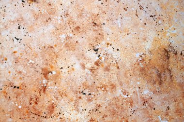 Bu sanat eserinde toprak renkleri ve organik desenleri olan desenli bir yüzey var..