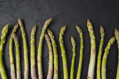 Taze yeşil kuşkonmaz mızrakları siyah desenli sırt grubunda