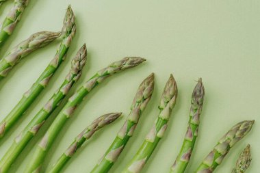 Metin için alanı olan yeşil arkaplan üst görünümünde taze kuşkonmaz