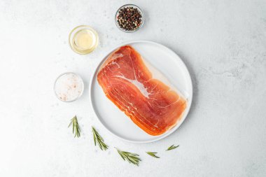 Biberiye ve tuzlu beyaz tabakta jambon dilimleri.