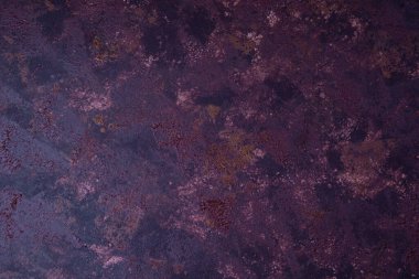 Mor grunge desenli, benekli ve yaşlanmış desenli yüzey