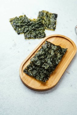 Ahşap tepside tuzlu ve dağınık taneli Norveç yosunları.