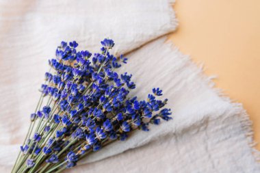 Beyaz kumaş üzerine kurutulmuş lavanta demeti.