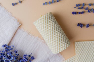 Pastel arka planda lavanta ile dekore edilmiş el yapımı balmumu.
