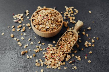 Granola kasesi ve kepçeyle karışık mısır gevreği.
