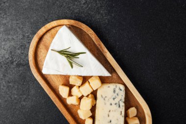 Tahta kesme tahtasında sergilenen lezzetli bir peynir çeşidi..