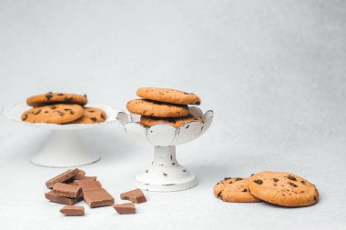 Çikolata parçacıklarıyla şık stantlarda taze pişmiş çikolatalı kurabiyeler..