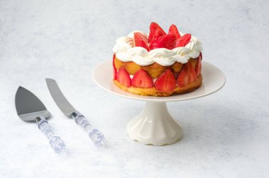 Kutlama masası ya da tatlı yemek promosyonu için kremalı tatlı konsepti olan çilekli pasta.