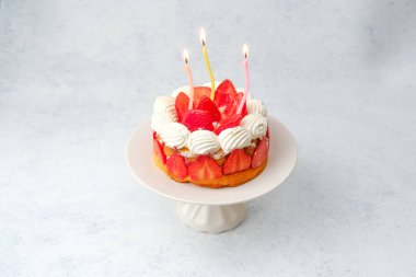 Doğum günü çilekli pasta ve mumlar. Parti kutlaması için tatlı konsepti.