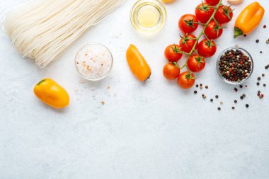 çeşitli yemek malzemeleri erişteler sebzeler baharatlar beyaz arka planda