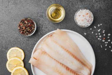 Baharatlı, limonlu ve biberiyeli ham pollock fileto.