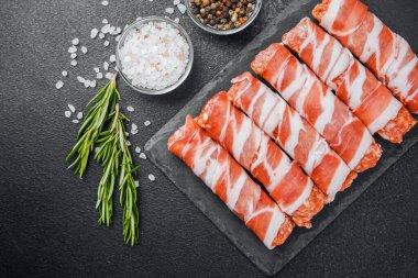 Jambona sarılmış sosis siyah tahta ve baharatlı.