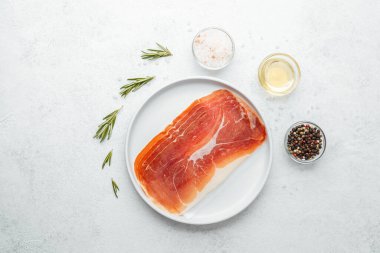 Biberiye ve tuzlu beyaz tabakta jambon dilimleri.