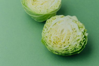 Ayrıntılı yaprak yapısını gösteren yarım yamalak lahana.