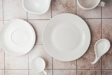 Kırsal fayans arkaplan görünümünde çeşitli boş tabak ve kaseler