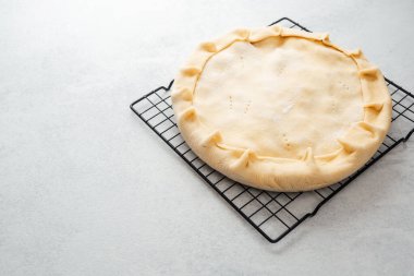 Pişirmeden önce soğutma rafında ev yapımı turta kabuğu