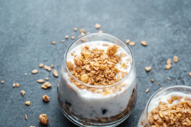 Koyu arkaplanda granola ve yoğurtlu parfümler.