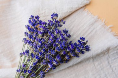 Beyaz kumaş üzerine kurutulmuş lavanta demeti.