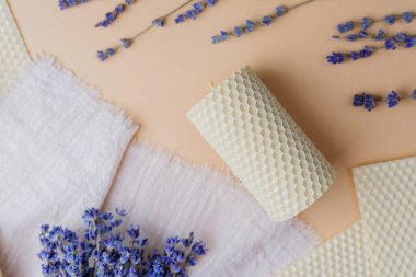 Pastel arka planda lavanta ile dekore edilmiş el yapımı balmumu.