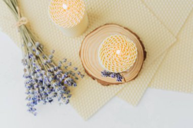 Balmumu mumları ve lavanta buketini bal peteği balmumu çarşaflarına dizdim.