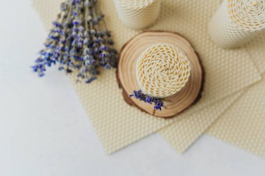 Balmumu mumla ahşap dilimlenmiş lavanta buketi ve balmumu çarşaflarla