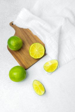 Limonlar dilimlenir ve yumuşak bir kumaşın yanında tahta bir tahtaya dizilir..