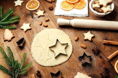 Noel kurabiyesi hamuru, kesiciler ve yıldız şekilleri, şenlikli pişirme ve bayram yemekleri konsepti için.