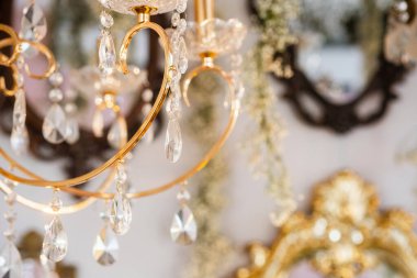 Parlak kristallerle güzel dizayn edilmiş bir avize şık bir odayı aydınlatıyor..