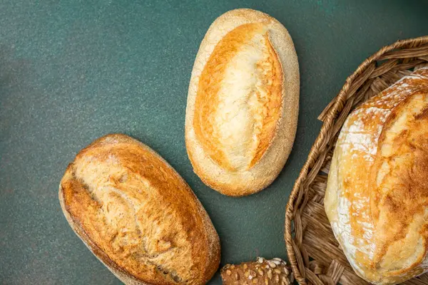 Ekmek somunları siyah bir tezgahta sepetle sergilenir..