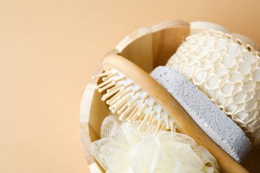 Tahta kase, kaplıca aksesuarları, sünger süngeri, sünger fırçası ve lif.