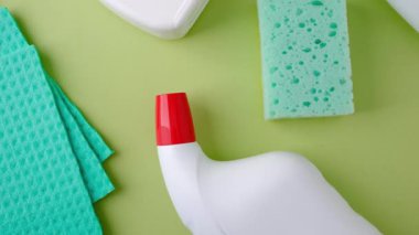 Temizlik malzemeleri: sünger, bez, yeşil yüzey şişesi