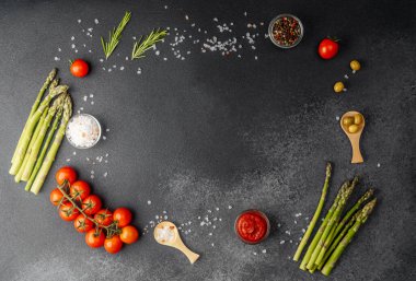 Karanlığın arka grubunda kopyalama alanı olan çeşitli sebze ve baharat kompozisyonu