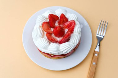 Kafe menüsü ya da yemek reklamı için kremalı çilekli pasta.