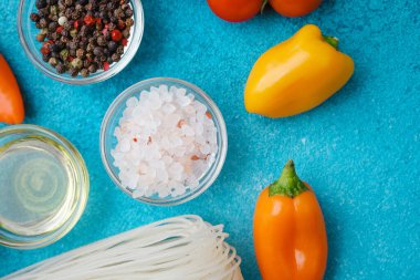 çeşitli yemek malzemeleri erişte ve sebzeli mavi arka planda