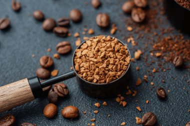 Kahve çekirdeği ve kepçeli kahve taneleri.