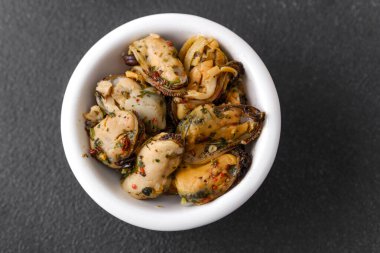 Kırsal deniz ürünleri ya da Akdeniz mutfağı konsepti için beyaz kasede otlu ızgara midye.