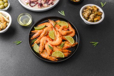 Sağlıklı yemek ve restoran menüsü konsepti için seramik kasede karışık deniz ürünleri salatası.