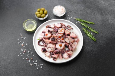 Ahtapot parçaları salata hazırlama ya da sağlıklı öğle yemeği konsepti için beyaz kâseye konur.