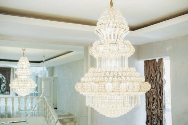 Güzel tasarlanmış bir avize tavandan sarkıyor, odanın dekorunu yükseltiyor..