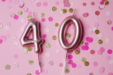 Pembe ve altın madalyalar, bir dönüm noktasını simgeleyen neşeli bir kutlamayı vurguluyor.