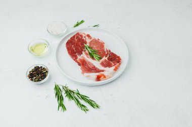 Biberiye ve biberli pişmemiş domuz bifteği.