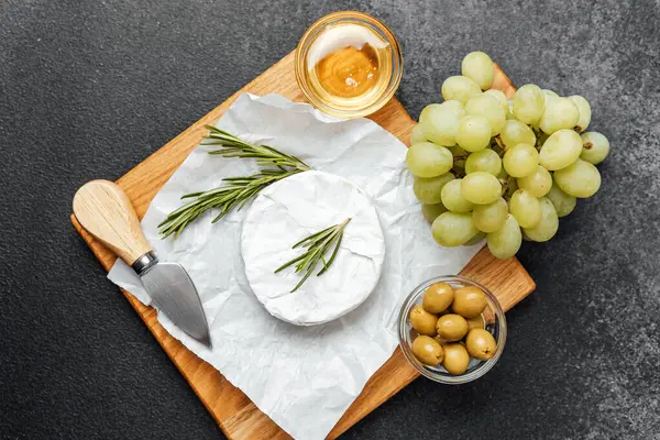 Tahtaya dizilmiş peynir, üzüm, zeytin ve bal..