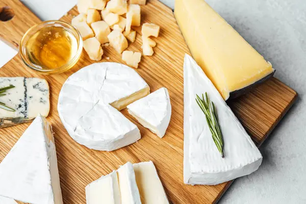 Tahta bir tahtada bal ve otlarla hazırlanmış nefis peynirler..