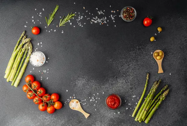 Karanlığın arka grubunda kopyalama alanı olan çeşitli sebze ve baharat kompozisyonu